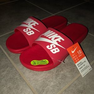 nike sb benassi solarsoft red & white slides